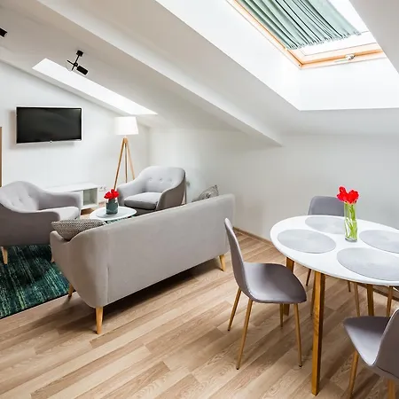 Code 10 Apartmanhotel